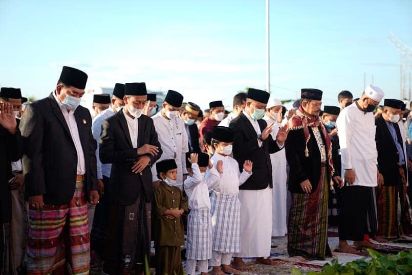 Gubernur Bareng Mentan Salat Ied di Pelataran Masjid Kubah 99